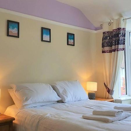 5 Bed, 2 Bath Home + Terrace, Garden & Parking Swindon Zewnętrze zdjęcie