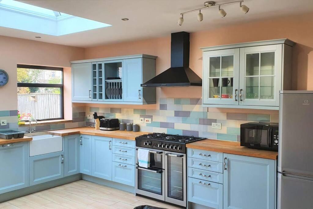 5 Bed, 2 Bath Home + Terrace, Garden & Parking Swindon Zewnętrze zdjęcie