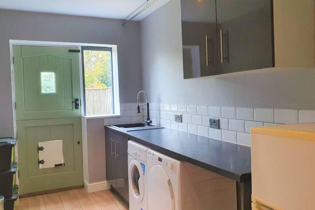 5 Bed, 2 Bath Home + Terrace, Garden & Parking Swindon Zewnętrze zdjęcie