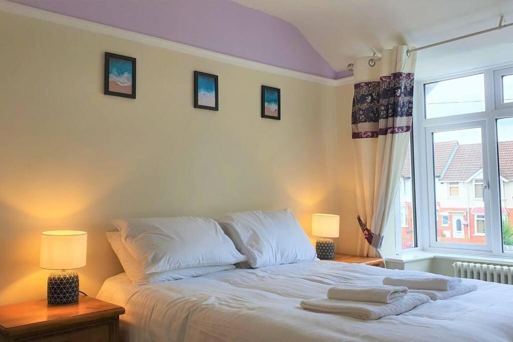 5 Bed, 2 Bath Home + Terrace, Garden & Parking Swindon Zewnętrze zdjęcie