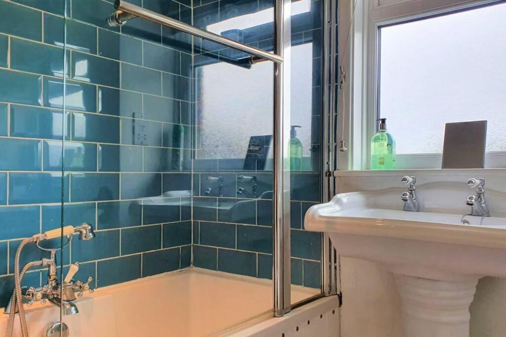 5 Bed, 2 Bath Home + Terrace, Garden & Parking Swindon Zewnętrze zdjęcie